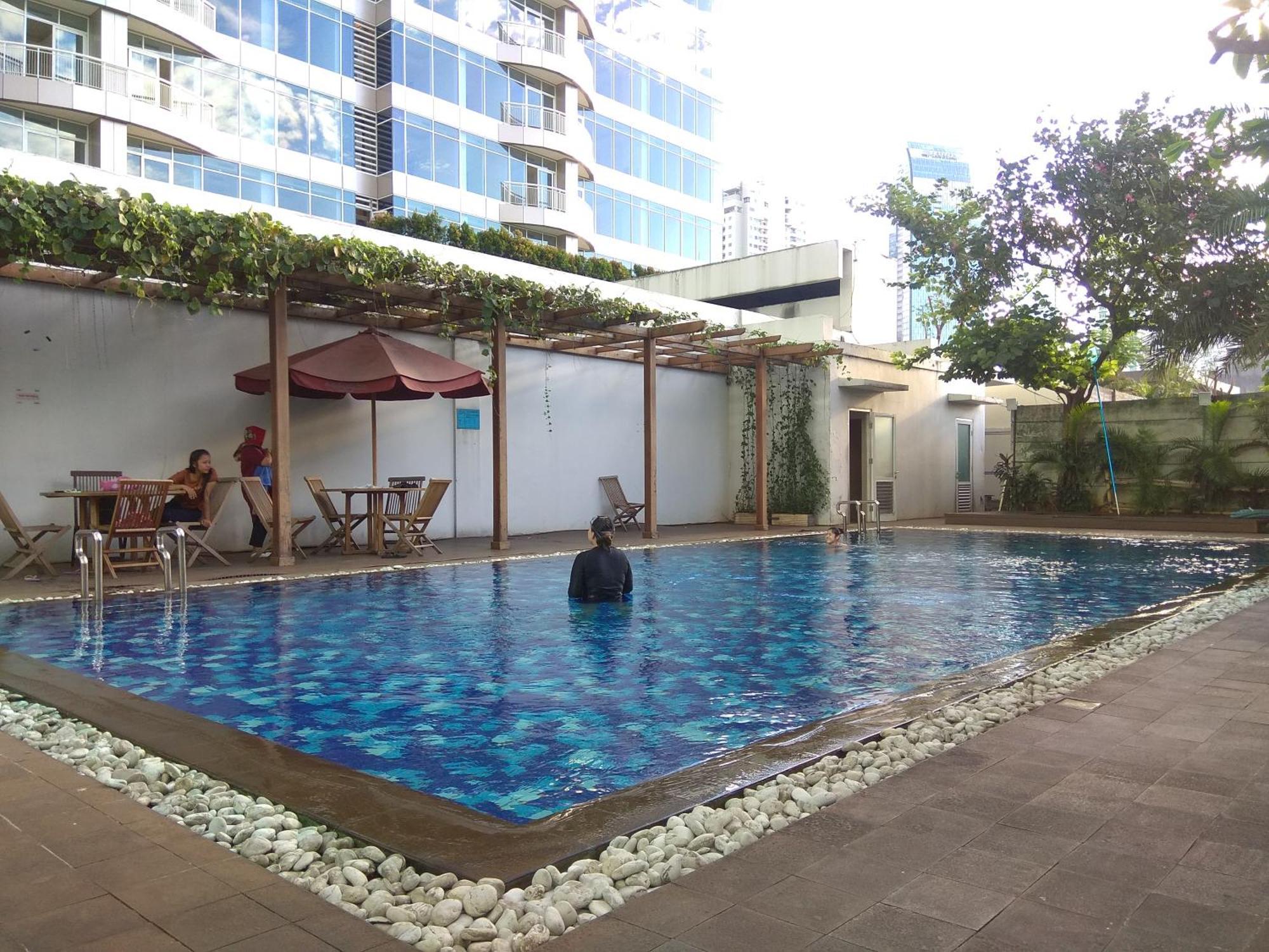 Comfort And Modern Look At Ambassade Kuningan By Travelio Jakarta